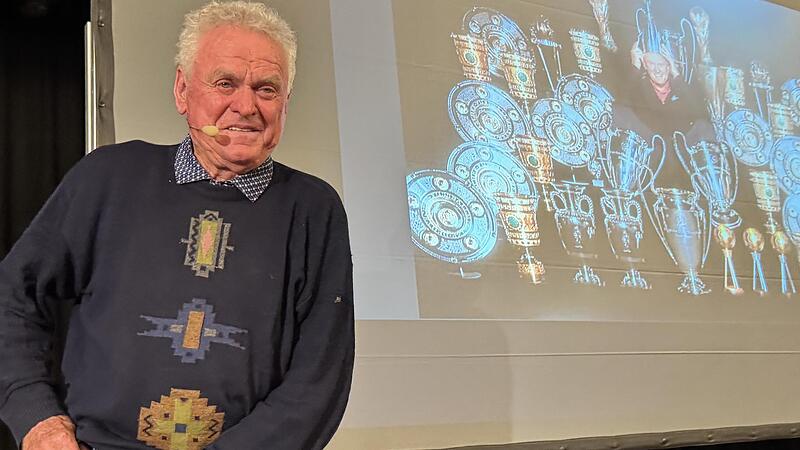 Sepp Maier auf der Bühne in Herzogenaurach, im Hintergrund seine Trophäensammlung. Sepp Maier auf der Bühne in Herzogenaurach, im Hintergrund seine Trophäensammlung.