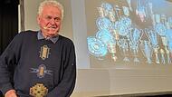 Sepp Maier auf der Bühne in Herzogenaurach, im Hintergrund seine Trophäensammlung. Sepp Maier auf der Bühne in Herzogenaurach, im Hintergrund seine Trophäensammlung.