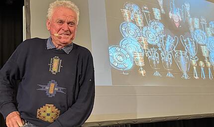 Sepp Maier auf der Bühne in Herzogenaurach, im Hintergrund seine Trophäensammlung. Sepp Maier auf der Bühne in Herzogenaurach, im Hintergrund seine Trophäensammlung.