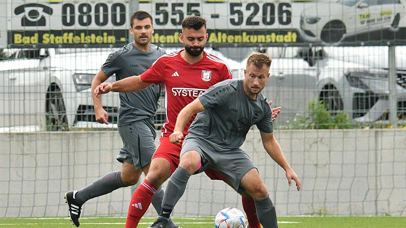 Der Staffelsteiner Bastian Dietz (links) steht in der Abwehr seinen Mann, hat aber in dieser Saison schon zwei Tore erzielt &ndash; zuletzt aus &uuml;ber 60 Metern.