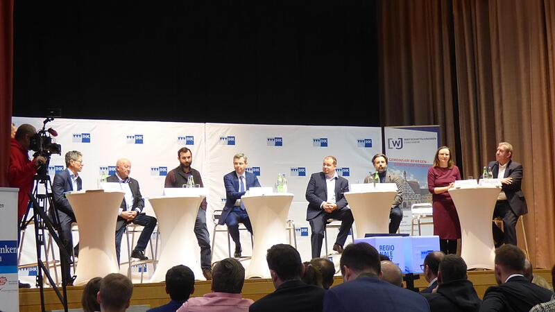 Auf dem Podium diskutieren (v.l.) Harald Reinhard (BSW), Michael Weiß (AfD), Jan Jaegers (Die Linke), Thomas Silberhorn (CSU), Jens Herzog (Freie Wähler), Sebastian Körber (FDP), Lisa Badum (Bündnis 90/Grüne) und Andreas Schwarz (SPD)Forchheim & Fränkische Schweiz Auf dem Podium diskutieren (v.l.) Harald Reinhard (BSW), Michael Weiß (AfD), Jan Jaegers (Die Linke), Thomas Silberhorn (CSU), Jens Herzog (Freie Wähler), Sebastian Körber (FDP), Lisa Badum (Bündnis 90/Grüne) und Andreas Schwarz (SPD)Forchheim & Fränkische Schweiz