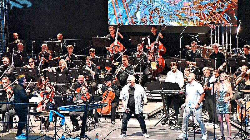 Dirigent Enrico Delamboye, Klaus Pfreundner, Sophia Weinberger und Lars Rau rockten die Burg zusammen mit Radspitz und den Hofer Symphonikern.Stefan Herbert Fuchs