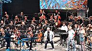 Dirigent Enrico Delamboye, Klaus Pfreundner, Sophia Weinberger und Lars Rau rockten die Burg zusammen mit Radspitz und den Hofer Symphonikern.Stefan Herbert Fuchs
