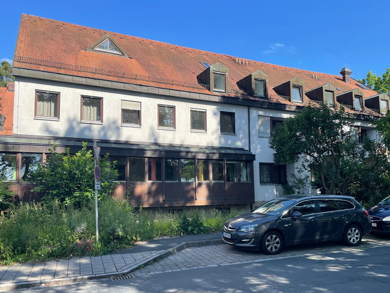 Unterkunft für Asylsuchende am Eichenplatz in Bubenreuth Ende Juli wird die Unterkunft für Asylsuchende am Eichenplatz in Bubenreuth geschlossen. Bis 2021 betrieb der Caritasverband für die Erzdiözese Bamberg hier noch ein Alten- und Pflegeheim.