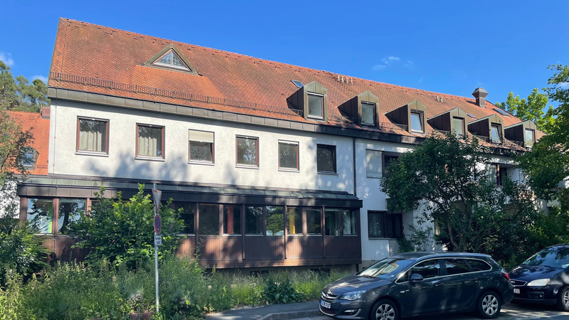 Unterkunft für Asylsuchende am Eichenplatz in Bubenreuth Ende Juli wird die Unterkunft für Asylsuchende am Eichenplatz in Bubenreuth geschlossen. Bis 2021 betrieb der Caritasverband für die Erzdiözese Bamberg hier noch ein Alten- und Pflegeheim.