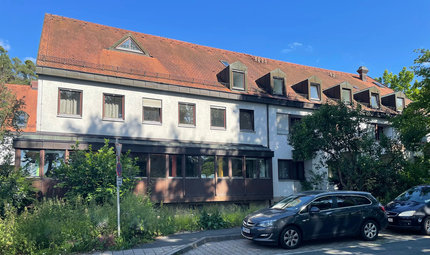 Ende Juli wird die Unterkunft f&uuml;r Asylsuchende am Eichenplatz in Bubenreuth geschlossen. Bis 2021 betrieb der Caritasverband f&uuml;r die Erzdi&ouml;zese Bamberg hier noch ein Alten- und Pflegeheim.