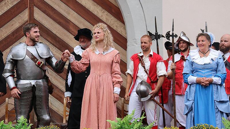 Die Schweden sind auf und davon, dem jungen Glück von Michael Stapf (Dominik Lieb) und Ottilia (Hannah Lieb) steht nichts mehr entgegen. Rechts Oberbürgermeistersgattin Appolone (Gabriele Knoch). Die Schweden sind auf und davon, dem jungen Glück von Michael Stapf (Dominik Lieb) und Ottilia (Hannah Lieb) steht nichts mehr entgegen. Rechts Oberbürgermeistersgattin Appolone (Gabriele Knoch).