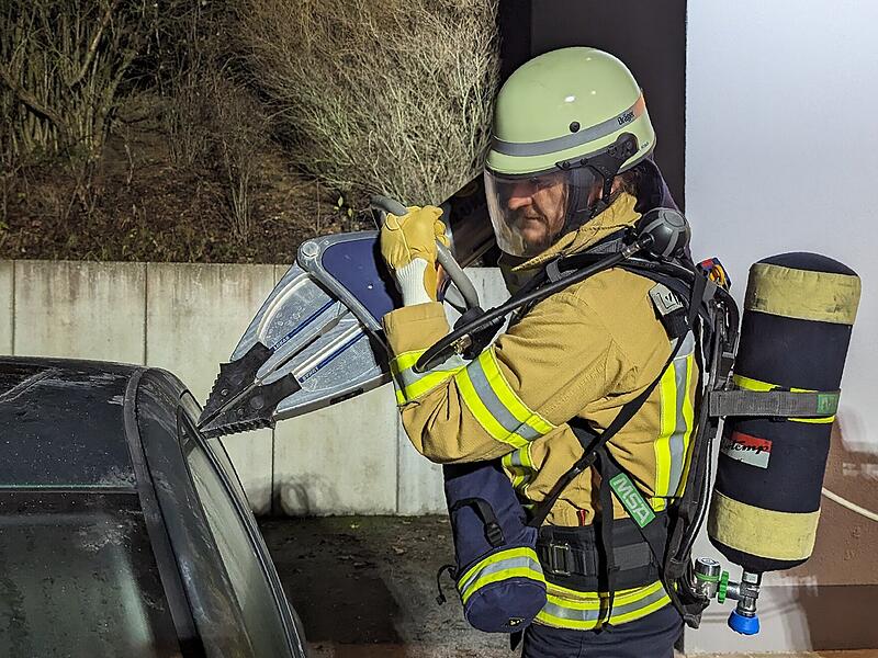 Erlebnis in Bildern: Einmal selbst Feuerwehrmann seinErlebnis in Bildern: Einmal selbst Feuerwehrmann sein Der Spreizer ist schwerer als gedacht.