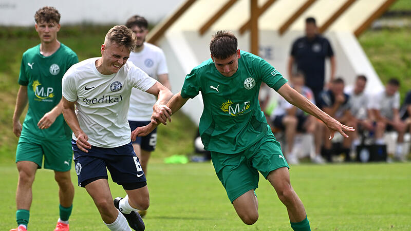 Kilian Schwabe vom TSV Neudrossenfeld im Zweikampf mit Franz K&ouml;ppel von der SG Regnitzlosau.