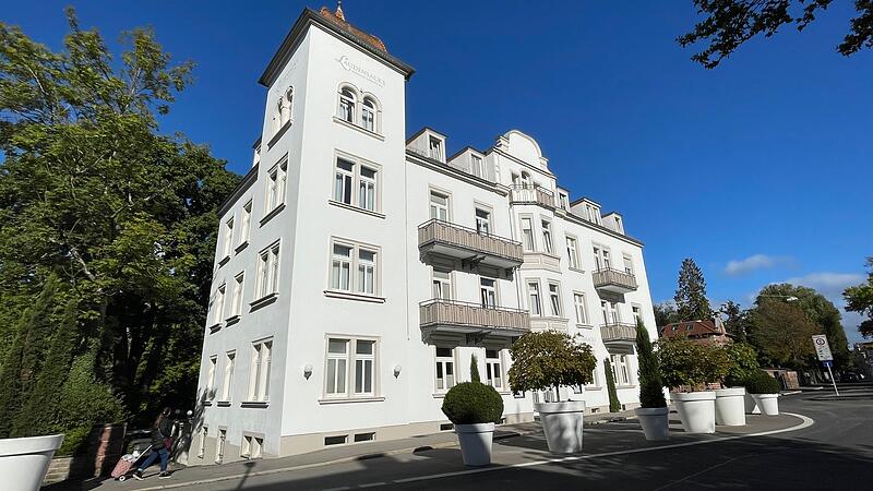 Das Laudensacks Parkhotel samt Sterne-Restaurant schlie&szlig;t, der Pachtvertrag wurde zum Jahresende gek&uuml;ndigt. Die 31 Mitarbeiter und Mitarbeiterinnen werden vom Betreiber, dem Grand Hotel Kaiserhof Victoria aus Bad Kissingen, weiterbesch&auml;ftigt.