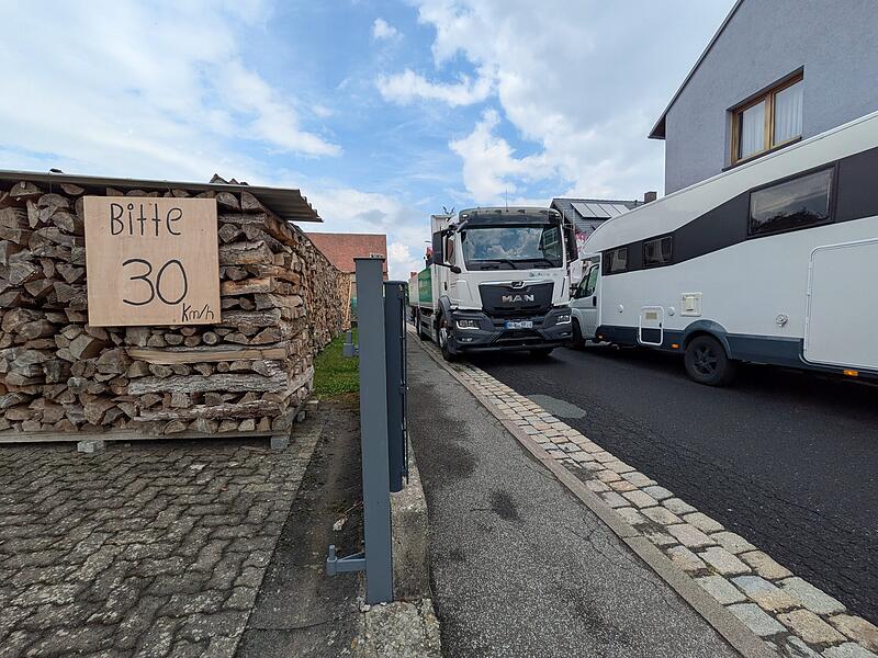 Eng geht es in Stangenroths Ortsdurchfahrt zu. Die Anwohner bitten mit Schildern, dass Tempo 30 eingehalten wird.