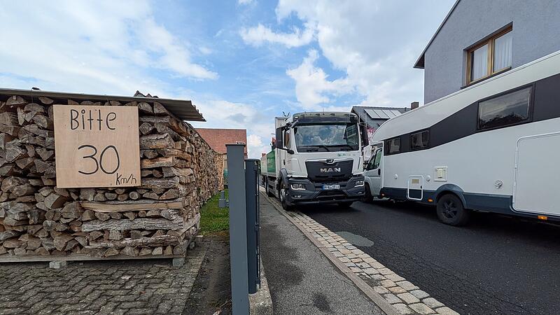 Eng geht es in Stangenroths Ortsdurchfahrt zu. Die Anwohner bitten mit Schildern, dass Tempo 30 eingehalten wird.