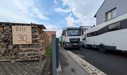 Eng geht es in Stangenroths Ortsdurchfahrt zu. Die Anwohner bitten mit Schildern, dass Tempo 30 eingehalten wird.