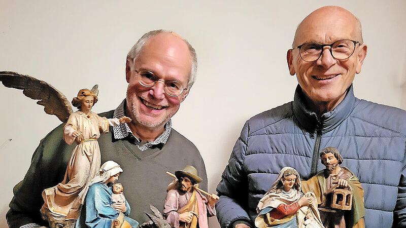 Pfarrer P. Markus Reis (links) und Hans Beudert von der Kirchenverwaltung halten je eine Figurengruppe der heiligen Familie aus dem Fundus der Weihnachtskrippe in Händen. Sie hoffen, dass sich schnell jemand für die Betreuung der Krippe findet.