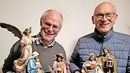 Pfarrer P. Markus Reis (links) und Hans Beudert von der Kirchenverwaltung halten je eine Figurengruppe der heiligen Familie aus dem Fundus der Weihnachtskrippe in Händen. Sie hoffen, dass sich schnell jemand für die Betreuung der Krippe findet.