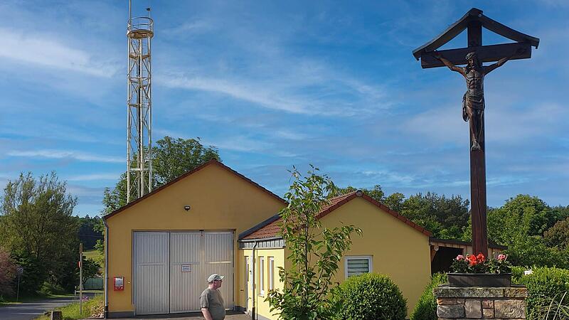 Der Mobilfunk-Sendemast beim Feuerwehrhaus in Windheim steht schon, wenn auch nur als Fotomontage. Der Haupt- und Finanzausschuss des Gemeinderates gab gr&uuml;nes Licht f&uuml;r das Vorhaben.
