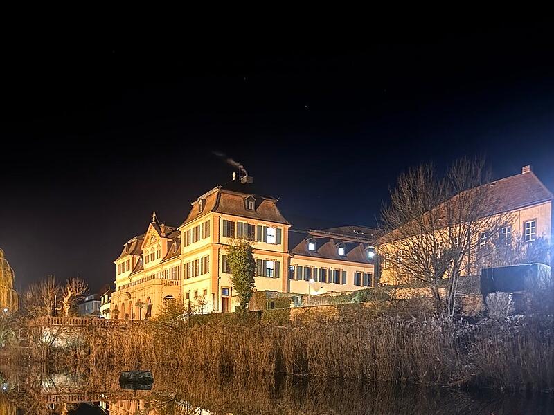&bdquo;N&auml;chtlicher Glanz in Hammelburg&nbsp;&ndash; wo sich das Rote Schloss im stillen Wasser spiegelt und die Dunkelheit zu leuchten beginnt&ldquo;, schreibt die Leserin zu ihrem Foto.