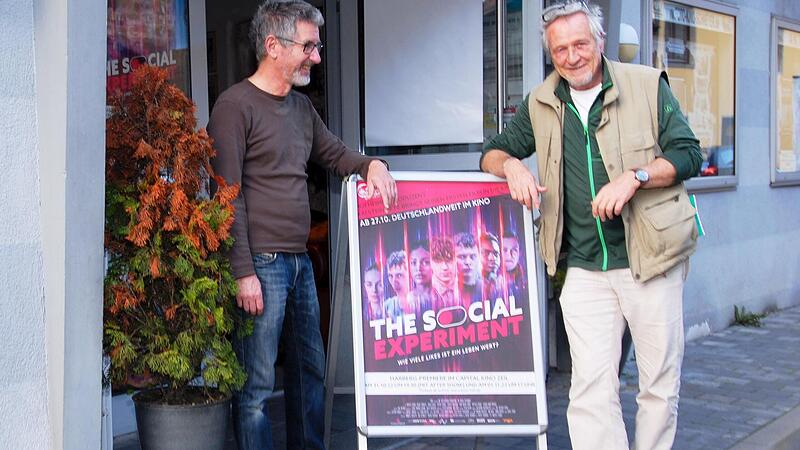 Bruno Schneyer (rechts) betreibt seit 1984 das Capitol Kino Zeil. Auf seine rechte Hand Rainer Winkel kann er seit über 25 Jahren zählen. Der Film „The Social Experiment“ läuft samt Halloween-Party nächste Woche. Bruno Schneyer (rechts) betreibt seit 1984 das Capitol Kino Zeil. Auf seine rechte Hand Rainer Winkel kann er seit über 25 Jahren zählen. Der Film „The Social Experiment“ läuft samt Halloween-Party nächste Woche.