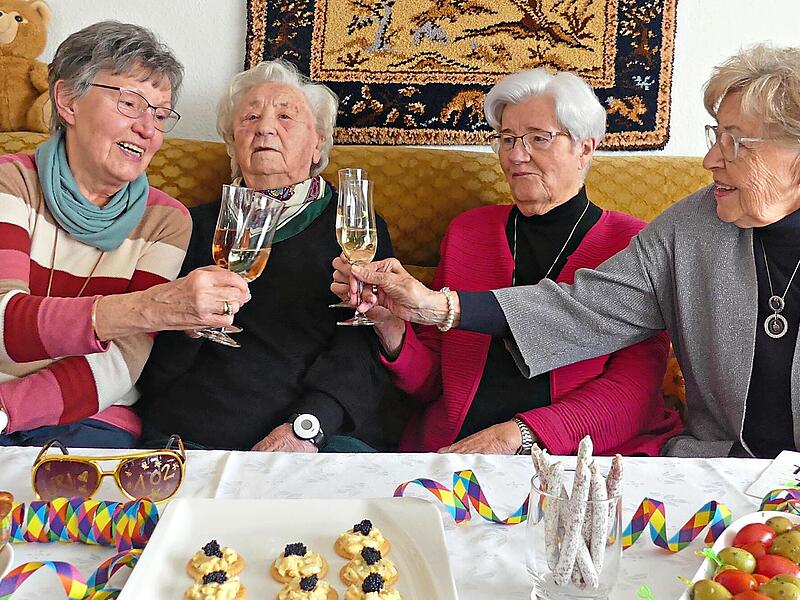 Hilde Tiedemann stößt mit ihren Bekannten vom Heimatverein Herzogenaurach auf ihren 102. Geburtstag an. Von links: Christa Peetz, Geburtstagskind Hilde Tiedemann, Elli Bitter und Anneliese Lohmeier.Manfred Welker/Archiv Hilde Tiedemann stößt mit ihren Bekannten vom Heimatverein Herzogenaurach auf ihren 102. Geburtstag an. Von links: Christa Peetz, Geburtstagskind Hilde Tiedemann, Elli Bitter und Anneliese Lohmeier.Manfred Welker/Archiv
