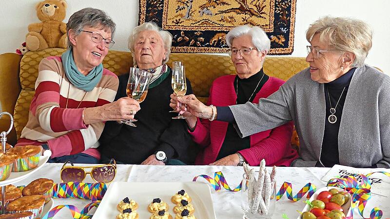 Hilde Tiedemann stößt mit ihren Bekannten vom Heimatverein Herzogenaurach auf ihren 102. Geburtstag an. Von links: Christa Peetz, Geburtstagskind Hilde Tiedemann, Elli Bitter und Anneliese Lohmeier.Manfred Welker/Archiv Hilde Tiedemann stößt mit ihren Bekannten vom Heimatverein Herzogenaurach auf ihren 102. Geburtstag an. Von links: Christa Peetz, Geburtstagskind Hilde Tiedemann, Elli Bitter und Anneliese Lohmeier.Manfred Welker/Archiv