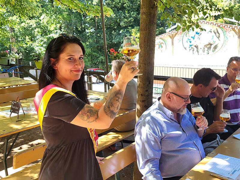 Bierprobe Annafest 2023Bierprobe Annafest 2023 Biersommeliere Melanie Streit zeigte den Teilnehmern, wie man Bier testet.
