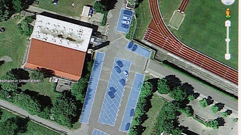 So k&ouml;nnte das einmal aussehen: Auf der Fotomontage gut erkennbar ist die m&ouml;gliche Parkplatz-Photovoltaik-Anlage am Hallenbad Hofheim.