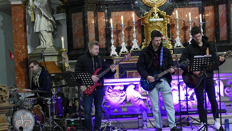 Die Erlanger Band „Septimus Prime“ begleitete schwungvoll den Jugendgottesdienst. Die Erlanger Band „Septimus Prime“ begleitete schwungvoll den Jugendgottesdienst.