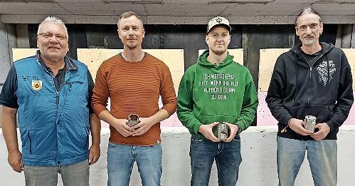1. Schützenmeister Günter Fröhlich (von links) gratulierte Marck Hoffmann, Michael Hartmann und Burkard Bischof.