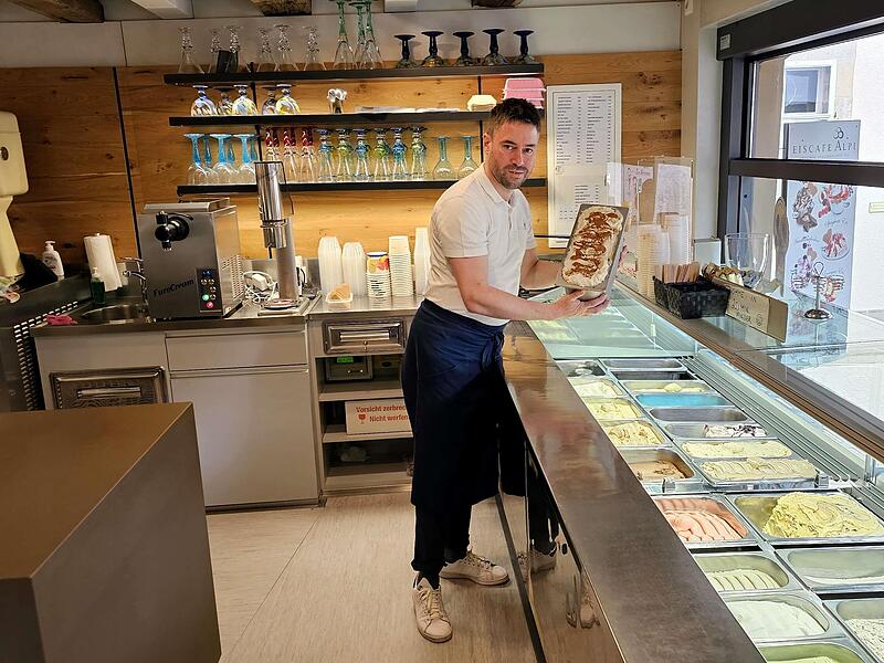 Stets freundlich ist Marco Stefani an der Eistheke seines „Eis Cafe Alpi“ am Marktplatz Ebern zu seinen Kunden. Stets freundlich ist Marco Stefani an der Eistheke seines „Eis Cafe Alpi“ am Marktplatz Ebern zu seinen Kunden.