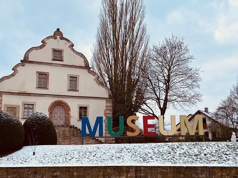 &bdquo;Auf dem R&uuml;ckweg vom Rodeln am Sodenberg fiel uns ein gro&szlig;er Schneemann direkt neben dem Museum-Schriftzug auf&ldquo;, schreibt Theresa Schmid.