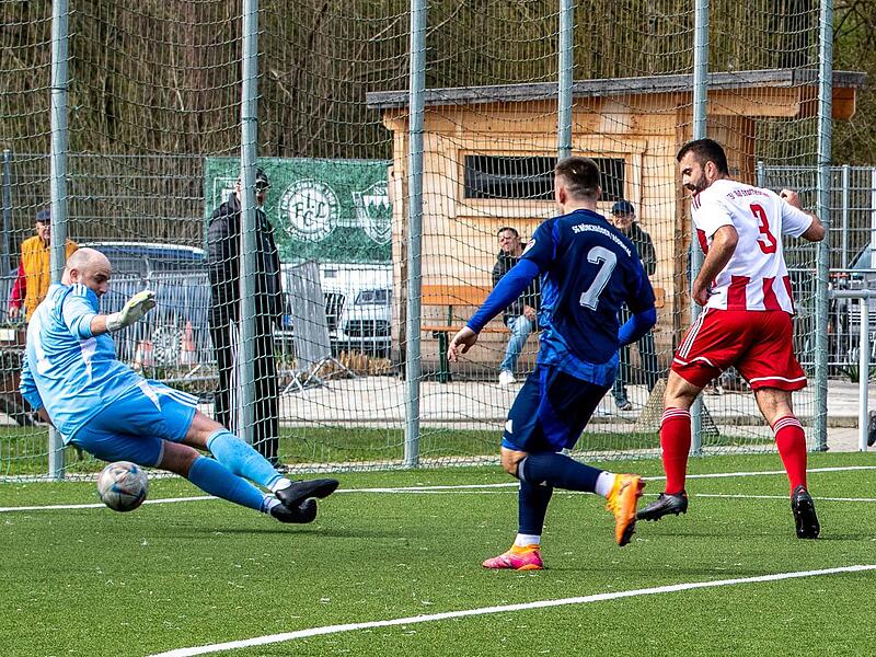 Der Staffelsteiner Bastian Dietz (rechts) scheitert im &bdquo;F&uuml;nfer&ldquo; am M&ouml;nchr&ouml;dener Schlussmann Bastian Bauer. Der G&auml;steabwehrspieler Lukas Werner (Nr. 7) kann nur zuschauen.
