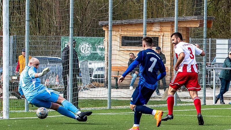Der Staffelsteiner Bastian Dietz (rechts) scheitert im &bdquo;F&uuml;nfer&ldquo; am M&ouml;nchr&ouml;dener Schlussmann Bastian Bauer. Der G&auml;steabwehrspieler Lukas Werner (Nr. 7) kann nur zuschauen.