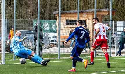 Der Staffelsteiner Bastian Dietz (rechts) scheitert im &bdquo;F&uuml;nfer&ldquo; am M&ouml;nchr&ouml;dener Schlussmann Bastian Bauer. Der G&auml;steabwehrspieler Lukas Werner (Nr. 7) kann nur zuschauen.