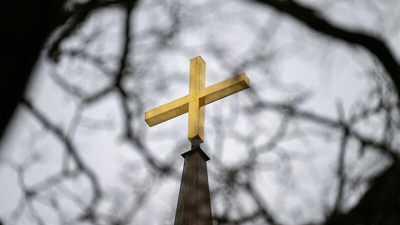 Goldenes Kreuz auf dem Kirchturm