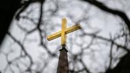Goldenes Kreuz auf dem Kirchturm