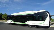 Der E-Bus in voller Pracht: Gut zu sehen sind die zu drei Vierteln abgedeckten R&auml;der. Die &bdquo;Schlappohren&ldquo;, die Au&szlig;enspiegel, fehlen.
