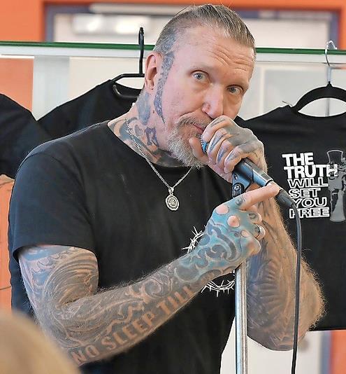 Mit viel Empathie, Witz und Talent begeisterte Andrew James Klein und Gro&szlig; mit seiner Musik.