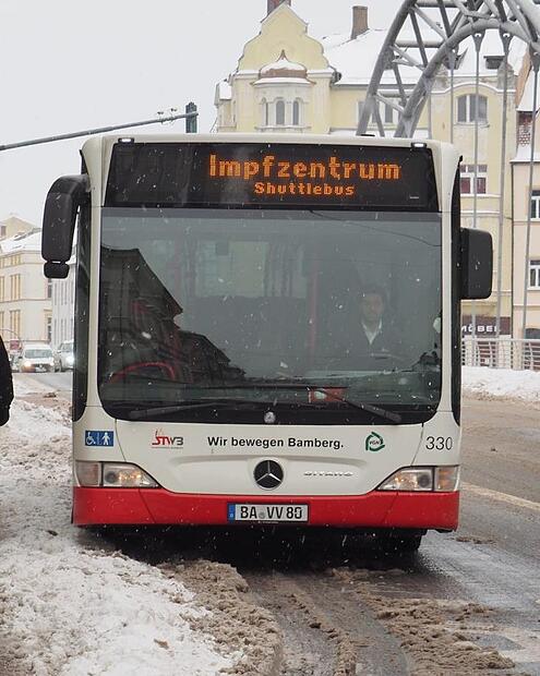 In der Stadt fahren Shuttlebusse. Aber wie kommt man vom Land zum Impfzentrum?