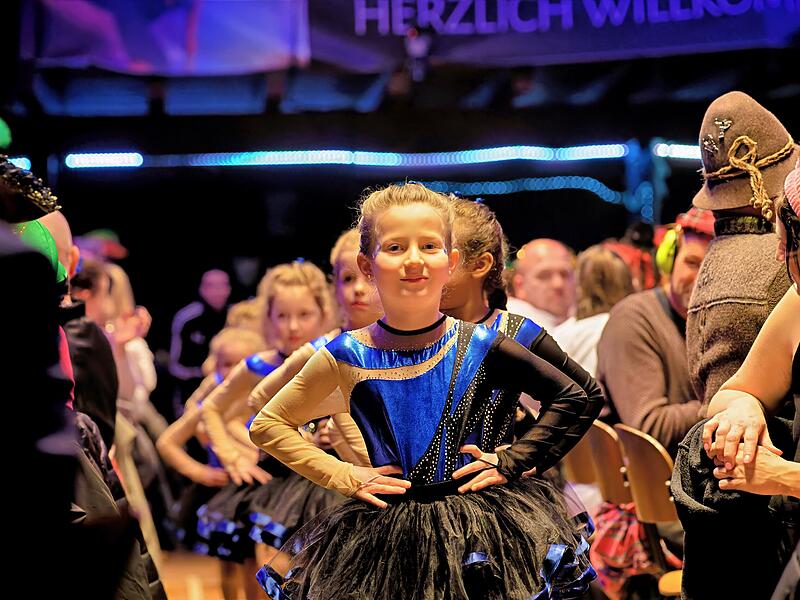 160 Akteure brachten die Hirschaider Jahnhalle beim Bunten Abend des MSC Sassanfahrt zum Toben&nbsp;&ndash; das Publikum bedankte sich mit teils tosendem Applaus.