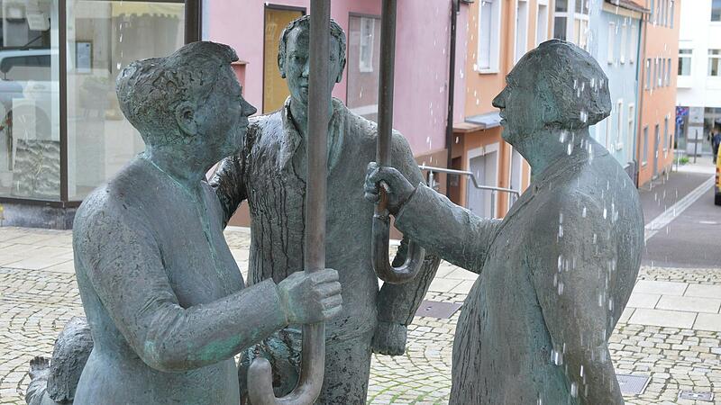 Rund um diese Herren vor dem Rathaus in Bad Br&uuml;ckenau herrscht am Mantelsonntag Markttreiben.