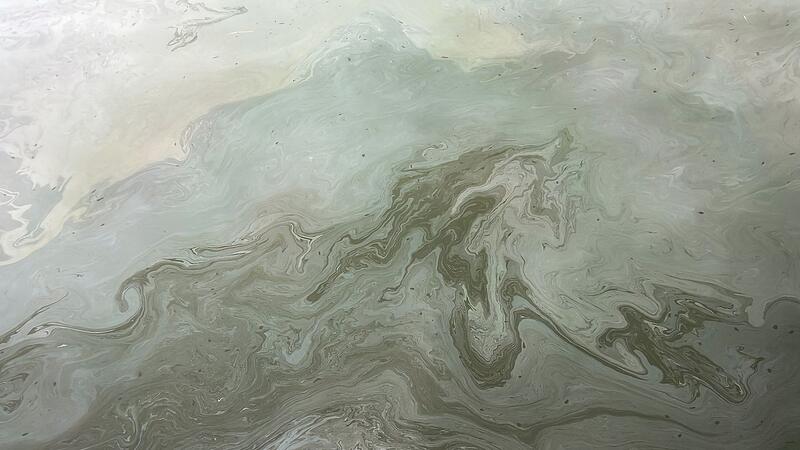 Schiff verliert Hydraulik&ouml;l in Main-Donau-Kanal