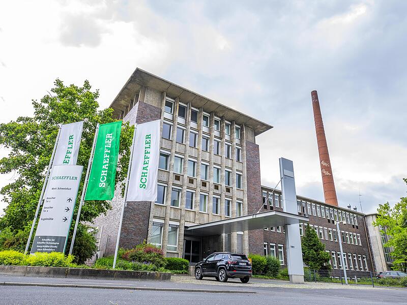 Mit rund 5800 Mitarbeiterinnen und Mitarbeitern ist der Schaeffler-Konzern mit Sitz in Herzogenaurach der zweite große Automobilzulieferer der Stadt. Mit rund 5800 Mitarbeiterinnen und Mitarbeitern ist der Schaeffler-Konzern mit Sitz in Herzogenaurach der zweite große Automobilzulieferer der Stadt.