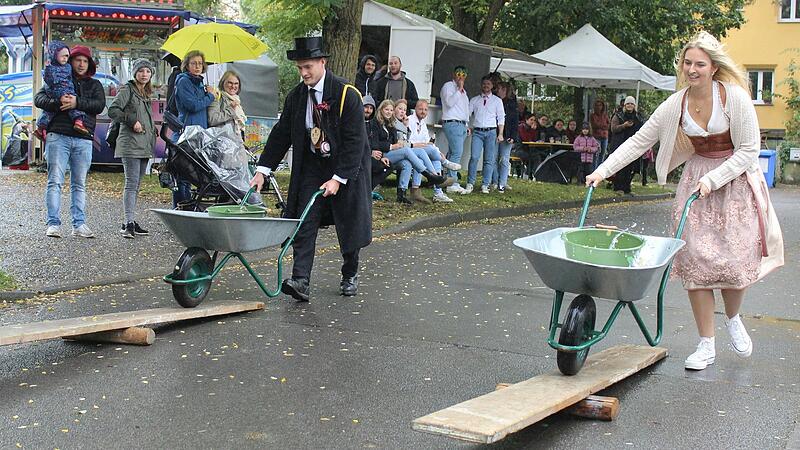 Ober-Geometer Marius Albert (links) zog beim Schubkarrenrennen den Kürzeren gegen Weinprinzessin Emelie Beer. Ober-Geometer Marius Albert (links) zog beim Schubkarrenrennen den Kürzeren gegen Weinprinzessin Emelie Beer.