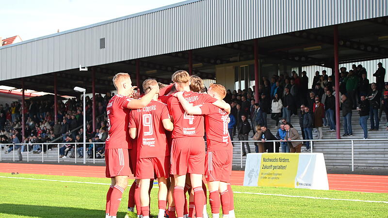 Der FC Coburg (rote Trikots) hatte bislang viel Grund zu jubeln - so wie hier beim 4:1-Heimsieg gegen den TSV M&ouml;nchr&ouml;den.