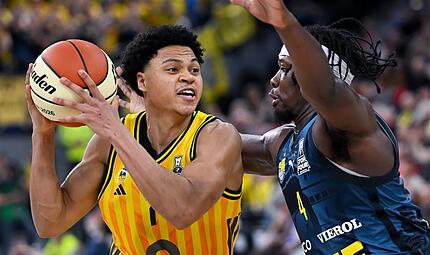 Berlins Jack Kayil (l.) erzielte 12 Punkte im Pokalhalbfinale gegen die EWE Baskets Oldenburg. Berlins Jack Kayil (l.) erzielte 12 Punkte im Pokalhalbfinale gegen die EWE Baskets Oldenburg.