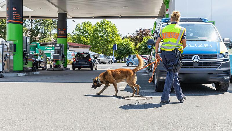 Mit Sprengstoff-Hund auf der Spurensuche: Die Polizei hat am Montag noch einmal die Tankstelle in Marktheidenfeld und die Umgebung gro&szlig;fl&auml;chig abgesucht.&nbsp;
