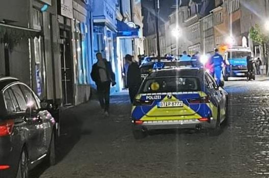 Im Steinweg kam es in der Nacht auf Samstag zu einer handfesten Auseinandersetzung, in deren Verlauf auf einen 21-Jährigen eingeprügelt worden sein soll, obwohl der schon am Boden lag.