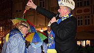 KiKaG-Präsident Rainer Müller (rechts) taufte den neuen Elferrat Jonaus Ullrich (links) und die neue KiKaG-Lady Adelheid Reulbach mit Wein.