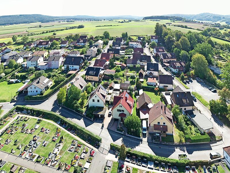 Im Altenkunstadter Wohngebiet Lindig unweit des Friedhofes werden die Kanäle und Wasserleitungen saniert. Klaus Gierlich schlug vor, ein Wärmenetz mit zu verlegen. Bürgermeister Robert Hümmer hält eine Realisierung jedoch für zeitlich nicht durchf...