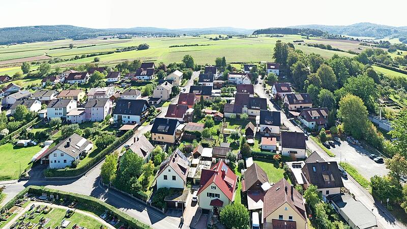 Im Altenkunstadter Wohngebiet Lindig unweit des Friedhofes werden die Kanäle und Wasserleitungen saniert. Klaus Gierlich schlug vor, ein Wärmenetz mit zu verlegen. Bürgermeister Robert Hümmer hält eine Realisierung jedoch für zeitlich nicht durchf...